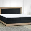 łóżko drewniane z wysokim materacem